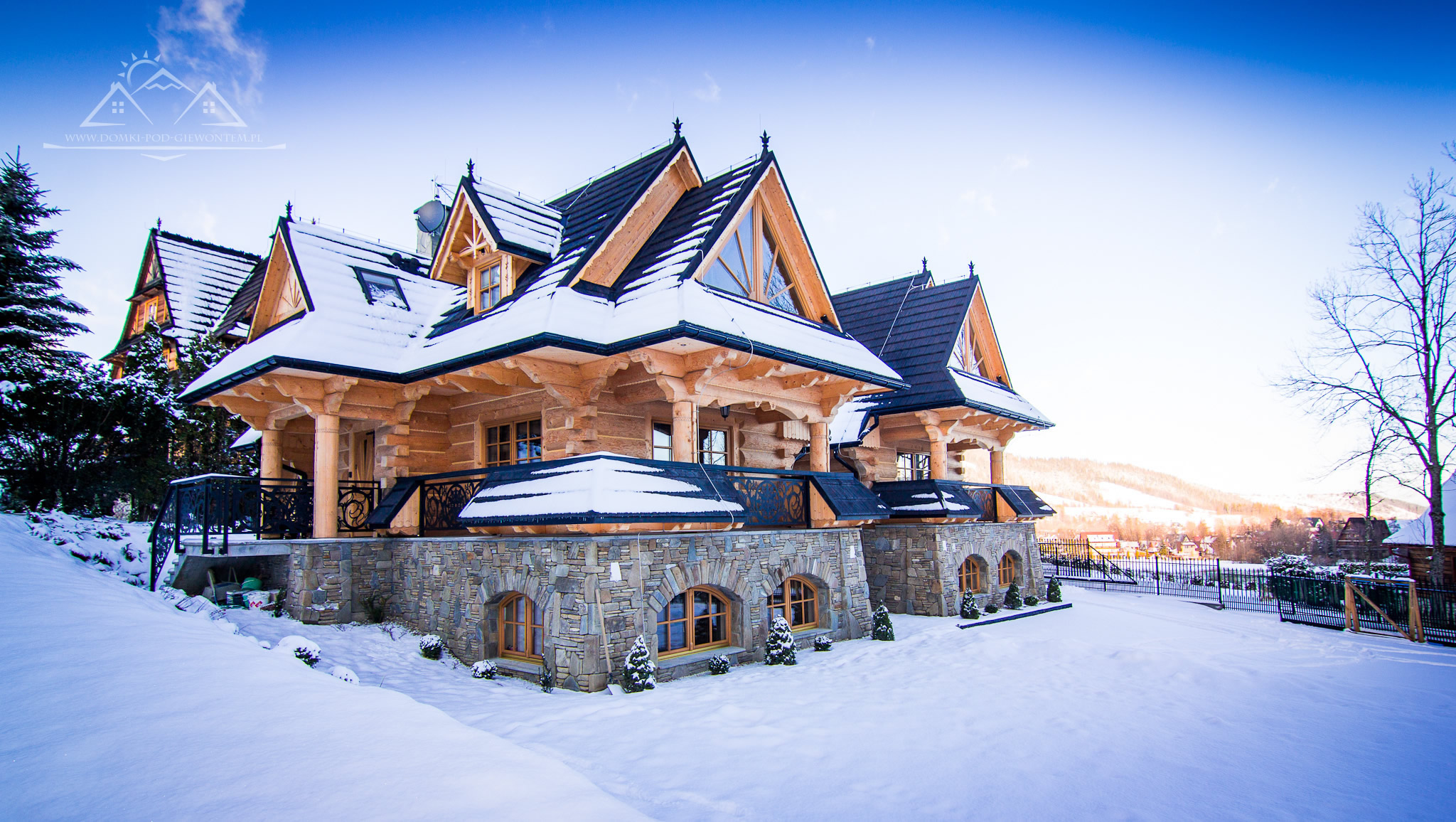 domek do wynajęcia zakopane - Domki. Przed nimi ośnieżone podwórze
