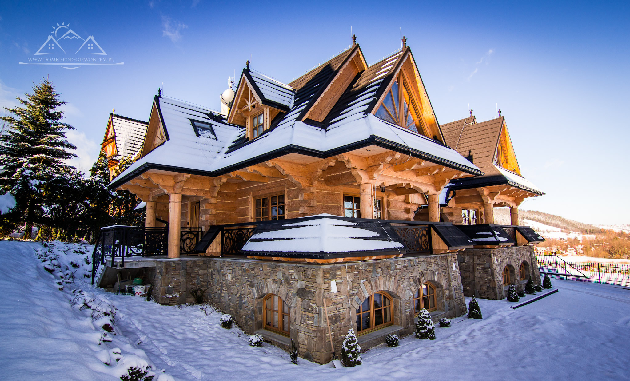 domek do wynajęcia zakopane - Blask wschodzącego slońca przedziera się przez okna 
