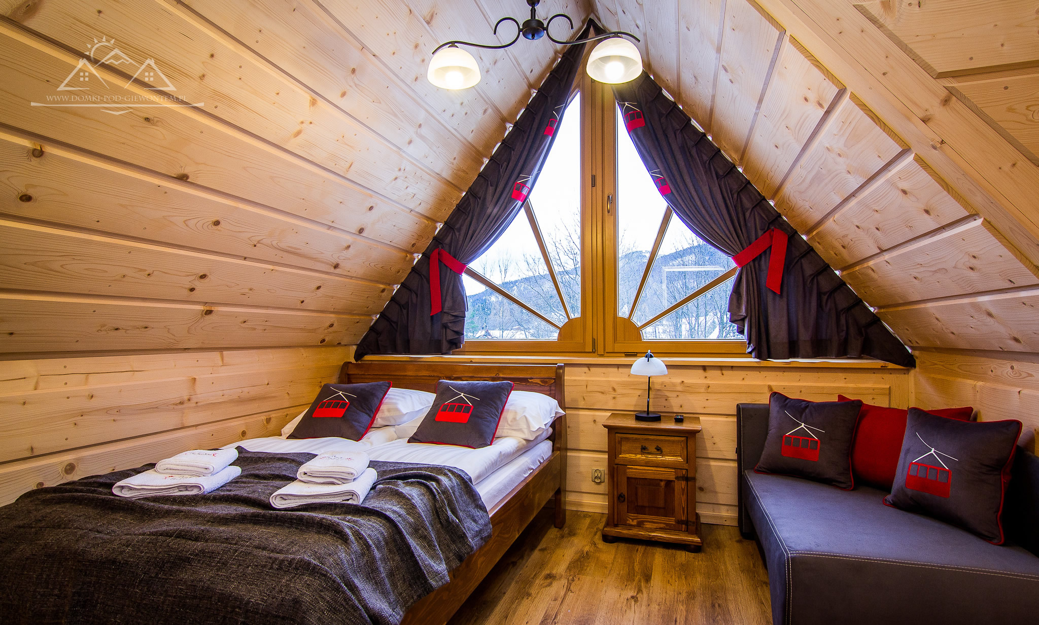 domek do wynajęcia zakopane - W okanch wiszą zasłony 
